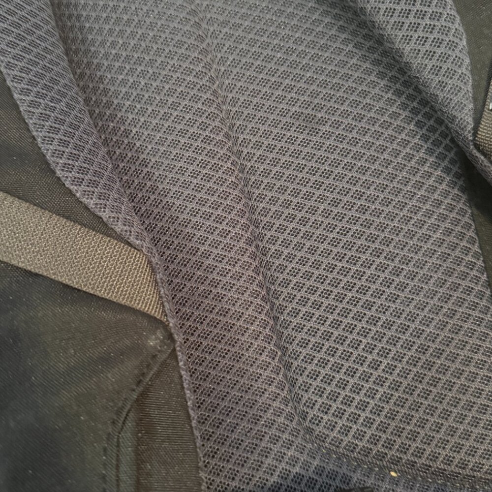 black patagonia refugio 28L with design - Picture 6 of 6